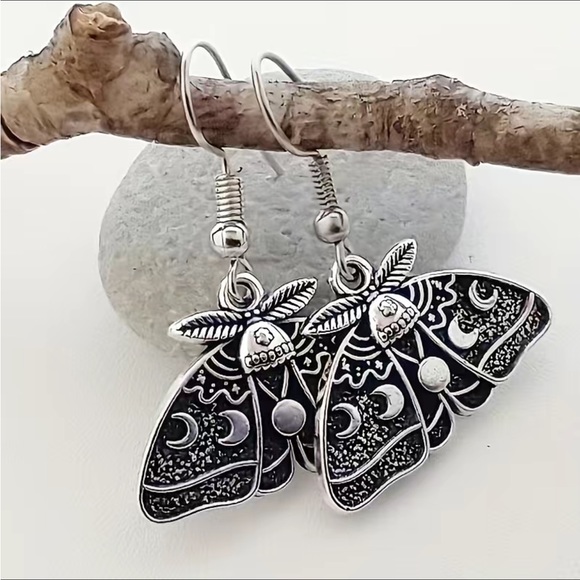 Moth crescent moon silver earrings - Picture 5 of 13
